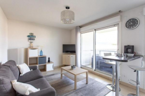 Air-conditioned studio with furnished terrace and parking